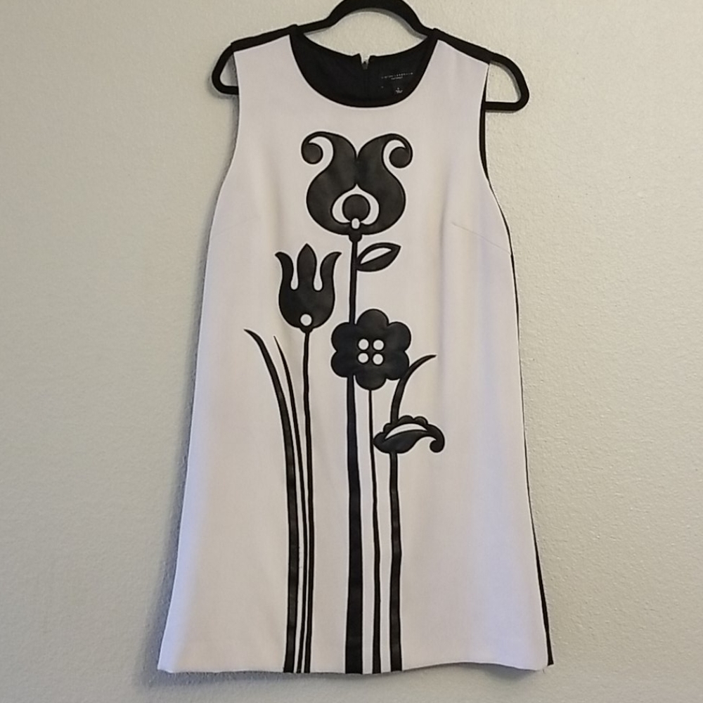 Sleeveless dress with leather flowers